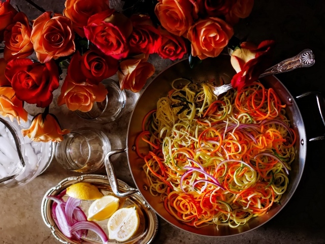 Салат из овощей на столе с розами 