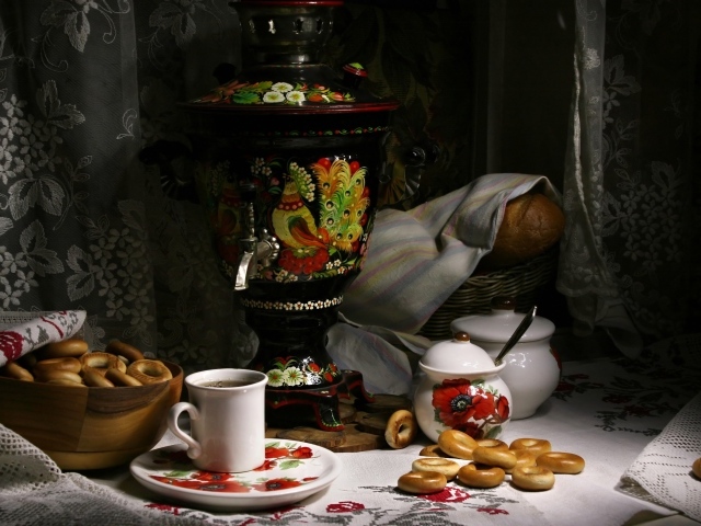 Самовар стоит на столе с чаем и баранками