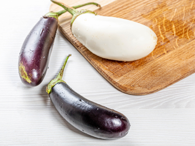 Три мокрых синеньких лежат на разделочной доске