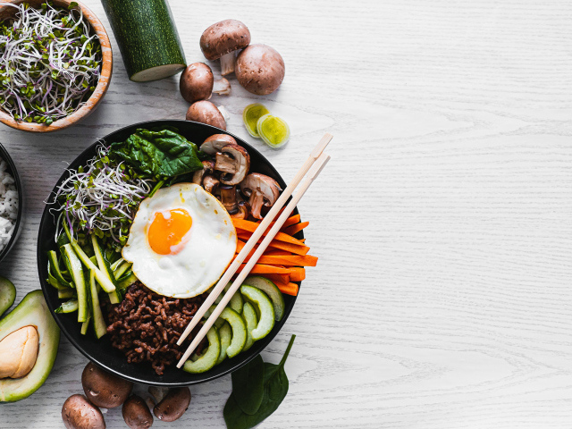 Овощи с яичницей на столе 