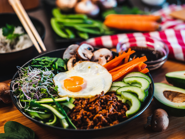 Вегетарианский завтрак на столе с овощами