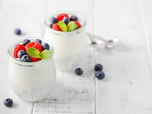 Йогурт в баночке с семенами годжи и ягодами черники и малины