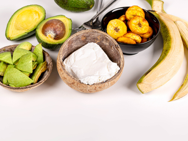 Творог, авокадо и банан на столе 