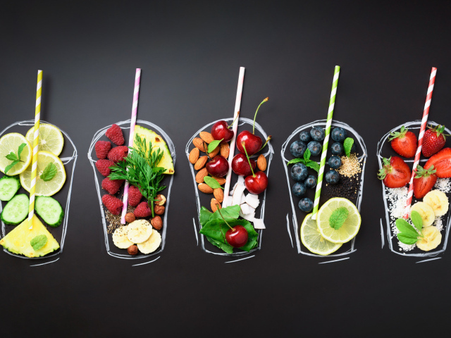 Нарисованные стаканы с ягодами на сером фоне