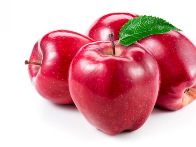 Четыре красных яблока крупным планом на белом фоне