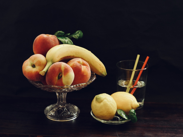 Свежие фрукты на столе с напитком