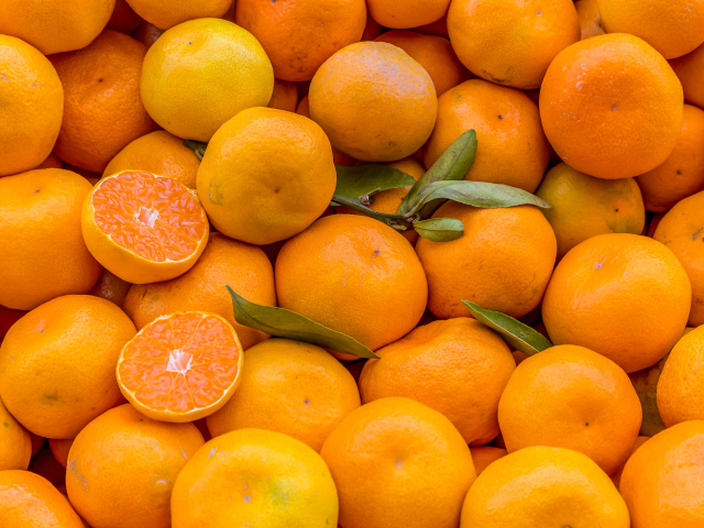 Оранжевые спелые мандарины крупным планом 