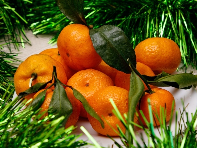 Оранжевые мандарины с мишурой 
