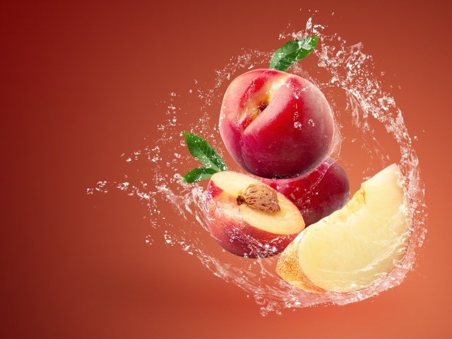 Красные плоды нектарина в воде на коричневом фоне