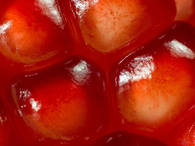 Красные зерна граната крупным планом 