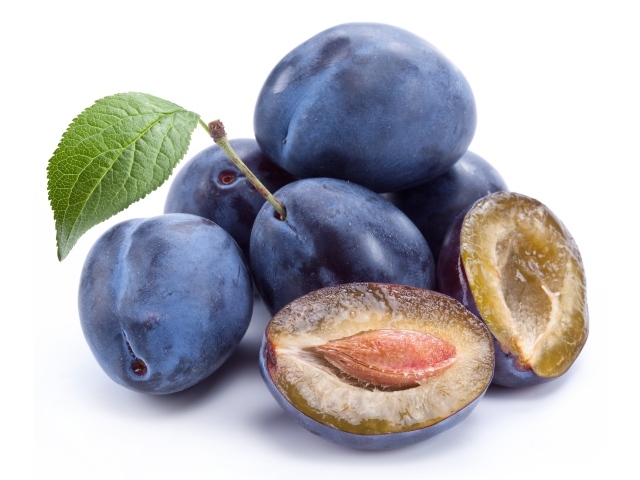 Спелые синие сливы на белом фоне
