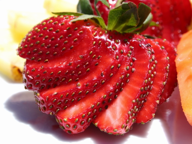 Нарезанная ягода спелой красной клубники 