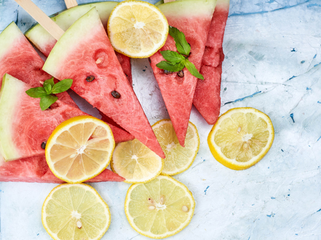 Кусочки арбуза с лимоном