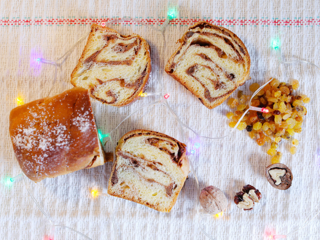 Кекс с изюмом на столе с гирляндой 