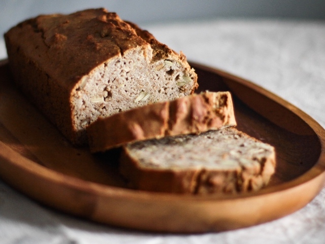 Свежий хлеб нарезан кусочками на деревянном подносе 