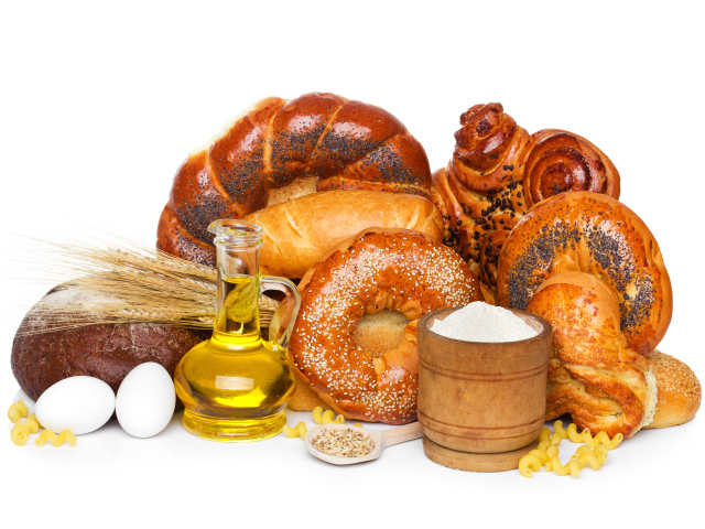 Свежая выпечка с мукой, маслом и яйцами на белом фоне