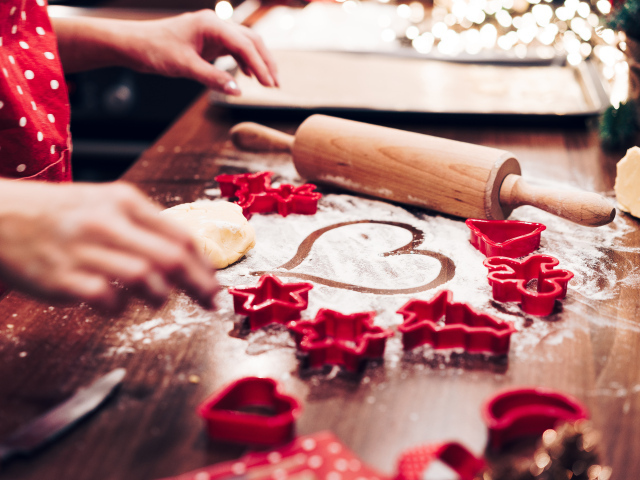 Сердце нарисовано на муке на столе с выпечкой