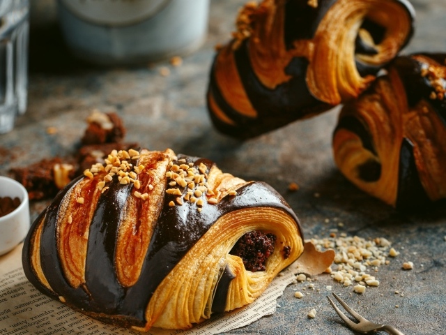 Аппетитные булочки  с шоколадом и орехами 