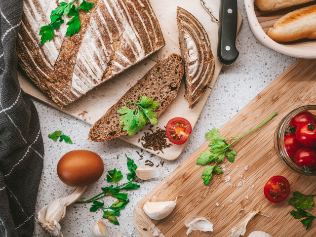 Ржаной хлеб на столе с помидорами  и специями 