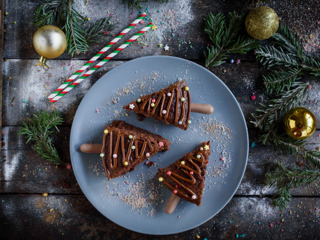 Аппетитное шоколадное пирожное на новый год 