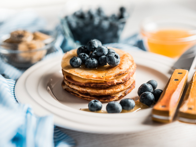 Аппетитные румяные оладьи с медом и ягодами черники