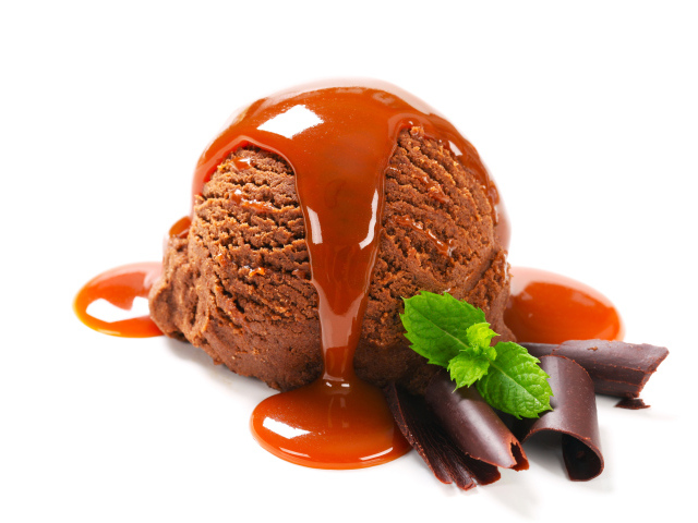 Шарик шоколадного мороженого с карамелью на белом фоне
