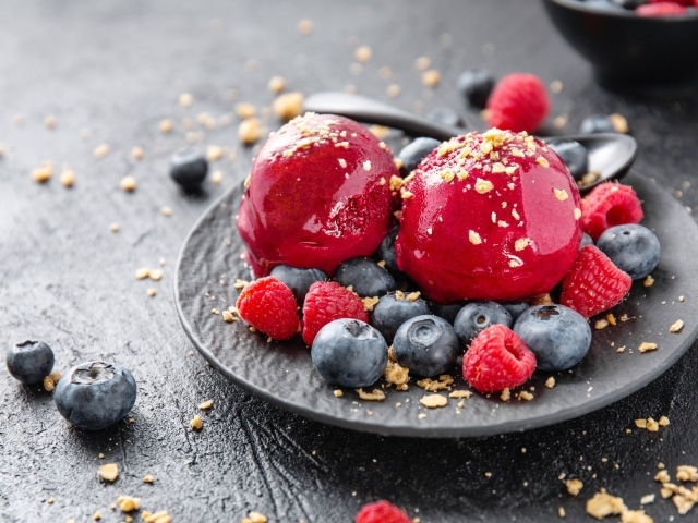 Шарики фруктового мороженого с ягодами черники и малины 