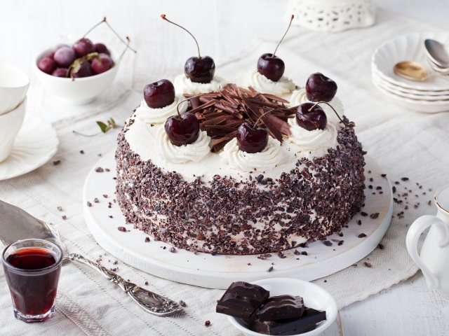 Красивый торт с кремом, шоколадом и черешней