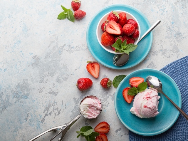Ягодное мороженое на тарелке с ягодами клубники 