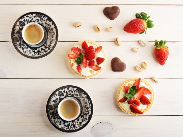 Пирожные с клубникой на столе с кофе