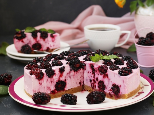 Чизкейк с ягодами ежевики на большой тарелке 