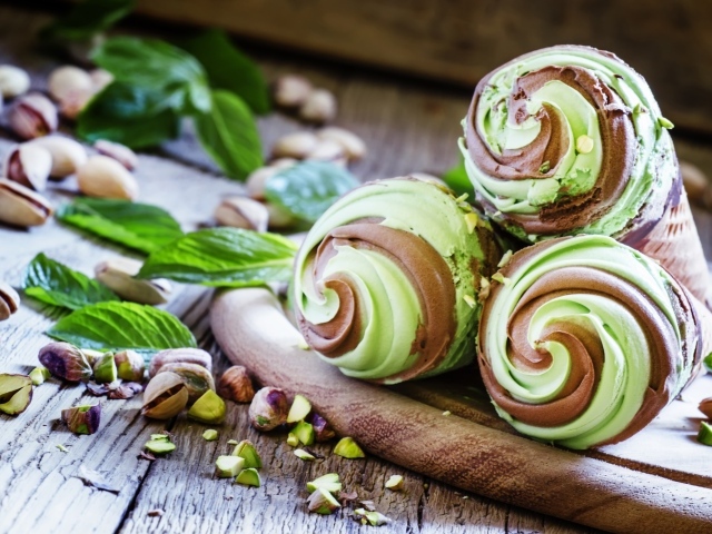 Шоколадно фисташковое мороженое в вафельных рожках