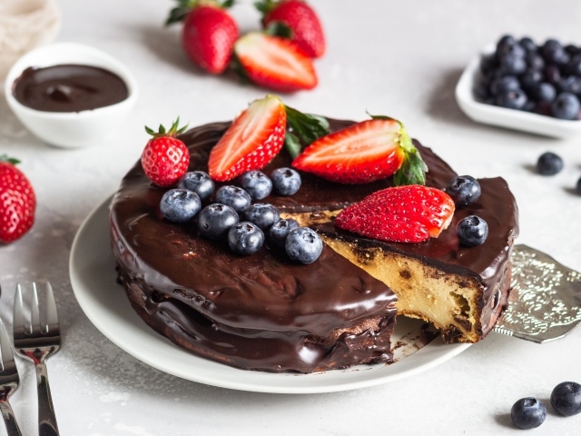 Пирог в шоколаде с ягодами черники и клубники 