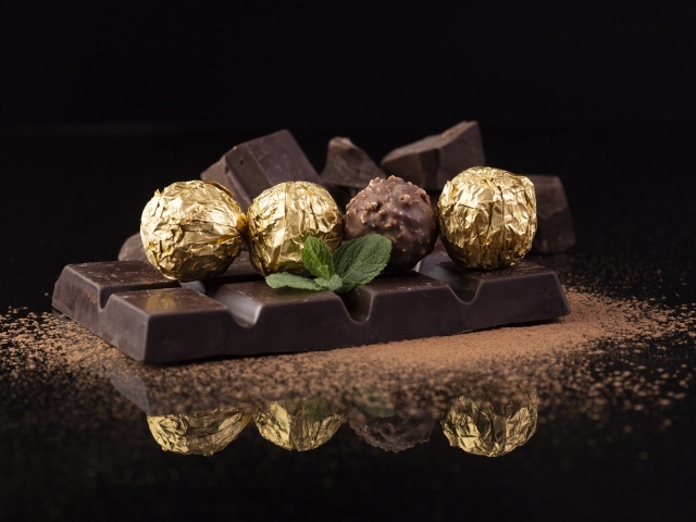 Конфеты на столе с шоколадной плиткой