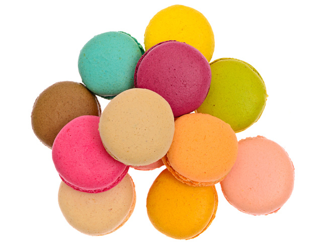 Разноцветный десерт макарун на белом фоне