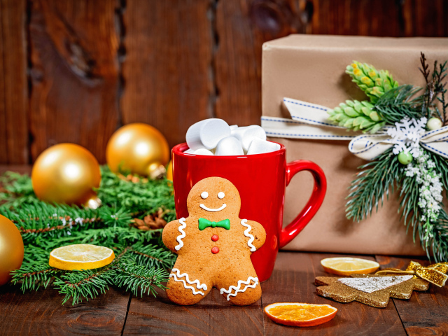 Печенье, чашка, еловая ветка и подарок на Рождество 
