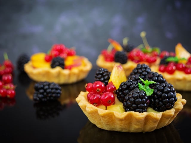 Печенье с кремом и свежими ягодами черники  и красной смородины