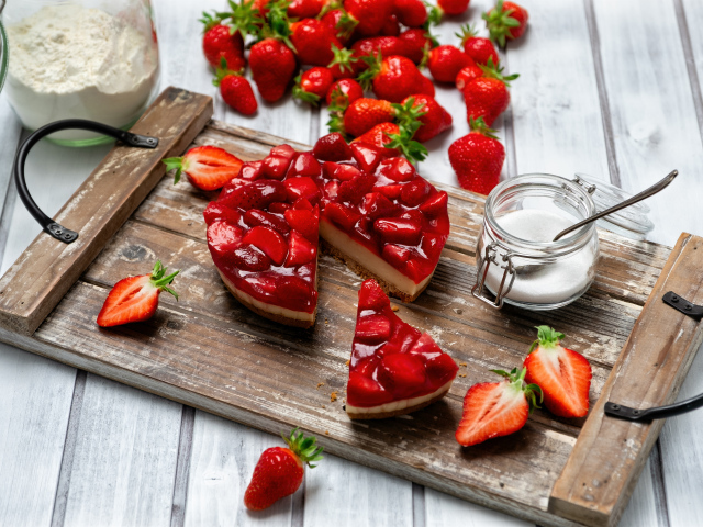 Вкусный чизкейк на столе со свежей клубникой 