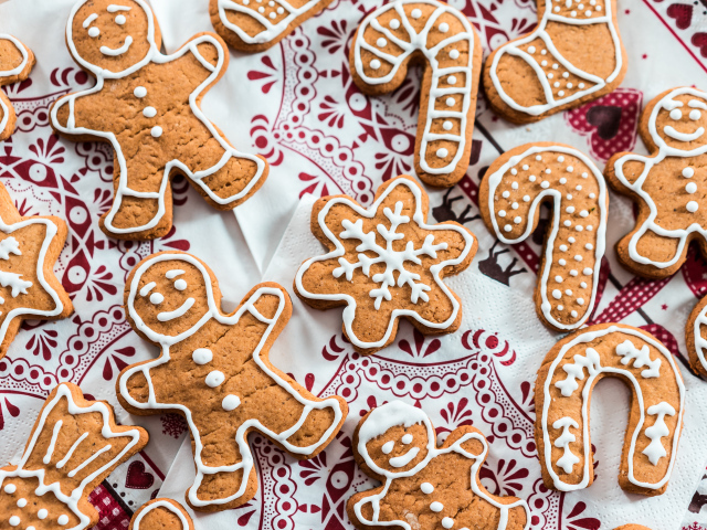 Праздничное печенье с глазурью на столе 