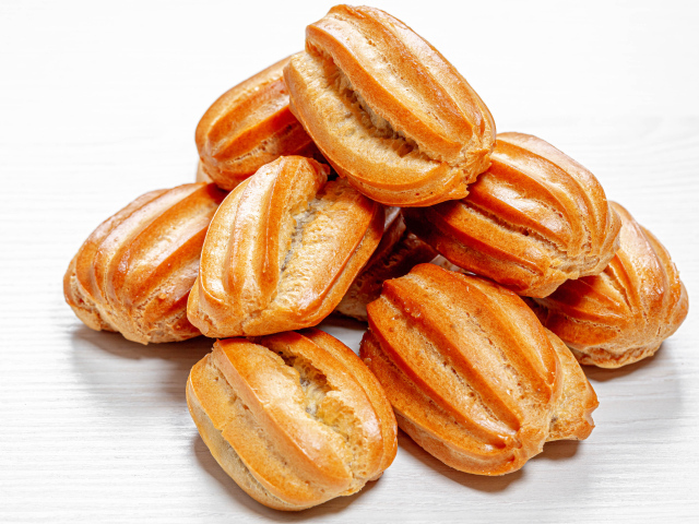 Свежие эклеры на белом фоне