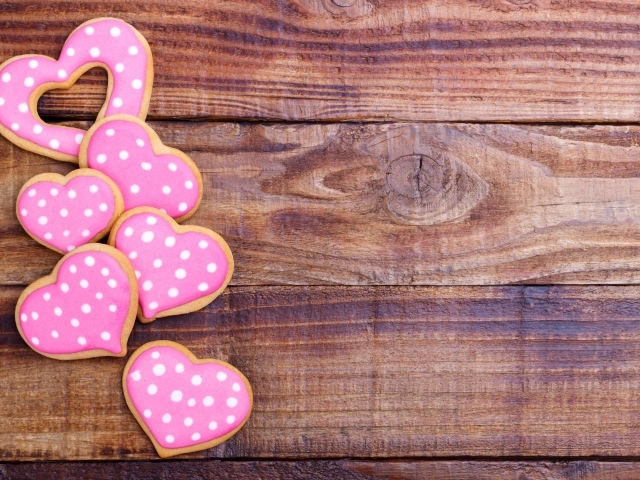 Печенье в форме сердца на деревянном столе