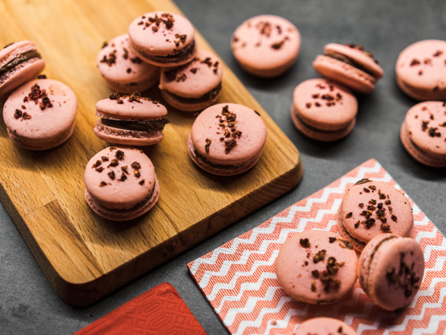 Десерт макарун на деревянной доске