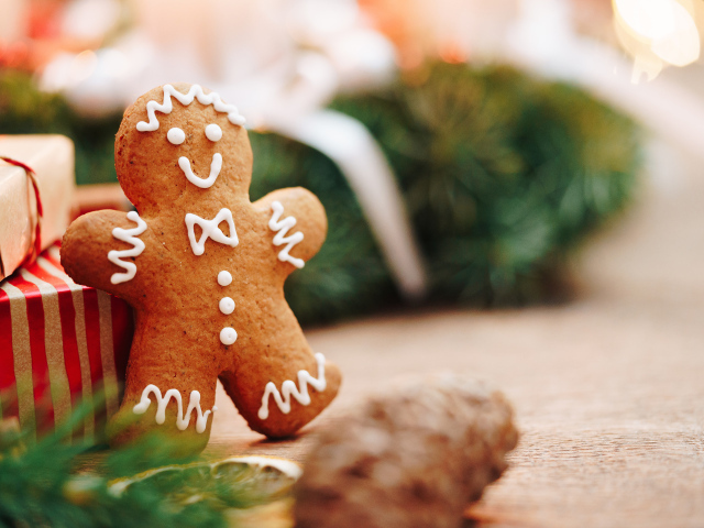 Печенье в виде человечка на столе с подарками 