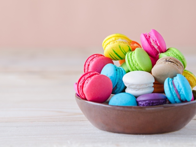 Много разноцветного вкусного десерта макарун на столе