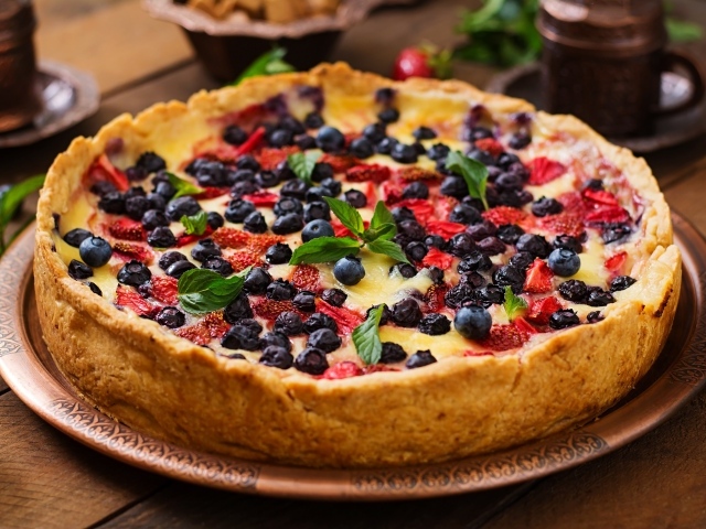 Пирог с творогом и ягодами на столе