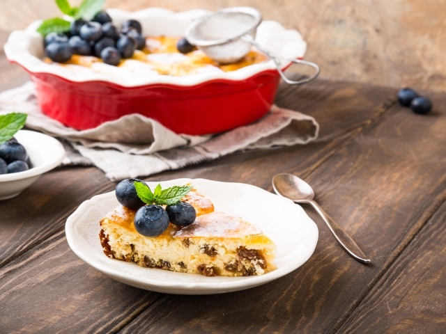 Пирог с изюмом и ягодами черники на столе