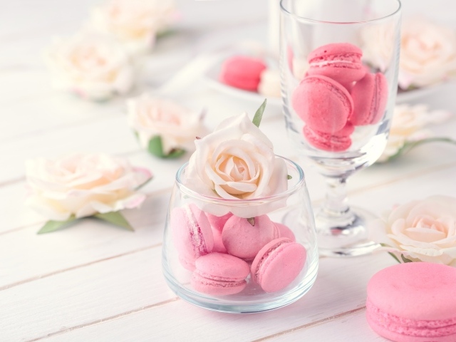 Розовый десерт макарон в вазе с розой