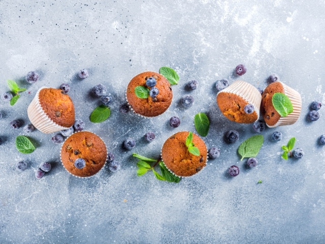 Румяные кексы на столе с ягодами черники