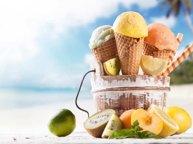 Вкусное холодное мороженое с цитрусовыми на пляже