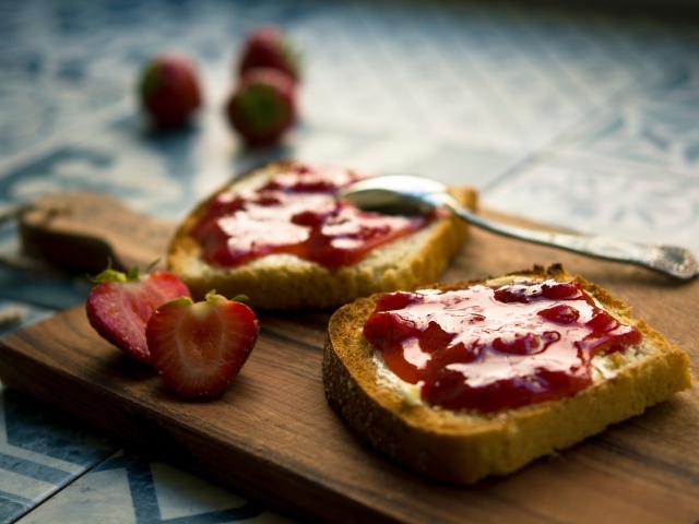 Тосты с клубничным джемом на доске 